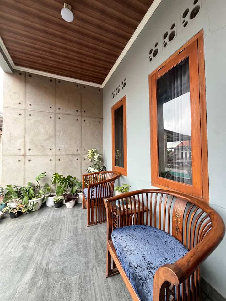 Tempat ini merupakan tempat paling nyaman untuk bersantai.Ya padahal ini hanya teras di lantai 2, tapi kami meletakkan kursi jati dan meja kecil untuk meletakkan camilan dan minuman pendamping bersantai.

Sementara area outdoor ini kadang-kadang kami gunakan sebagai tempat kerja alternatif supaya lebih fresh dan tidak bosan di depan meja laptop. Sesekali kami tengok hobi kami yaitu melihat tanaman sekitar yang kami rawat setiap hari. 

Jadi selain tempat bersantai, area teras ini pun berfungsi untuk menyambut tamu yang berkunjung ke rumah. Oiya untuk area ini kami pakai plafond PVC supaya tidak rentan berjamur juga lantai granite supaya tidak licin jika terkena percikan air hujan. 

#IdeTerasRumah
#TerasRumah
#StylingOutdoor
#StylingTerasRumah
#Kursijati
#KursiTamu
#InspirasiTerasRumah
#InspirasiBalcon