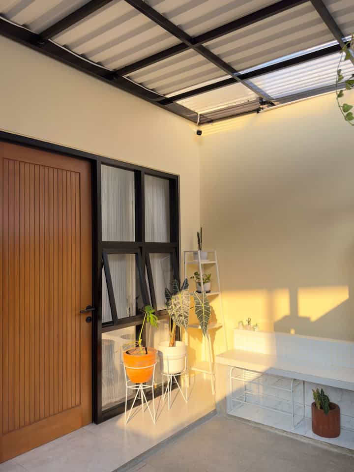 Golden hours in the afternoon ✨

Cahaya matahari yang masuk dikala sore hari bikin area teras jadi cantik 😍

#TerasRumah
#TerasMinimalis
#TerasMungil
#TerasRumahMinimalis
#InspirasiTerasRumah
#CatRumah
#WarnaCatRumah
