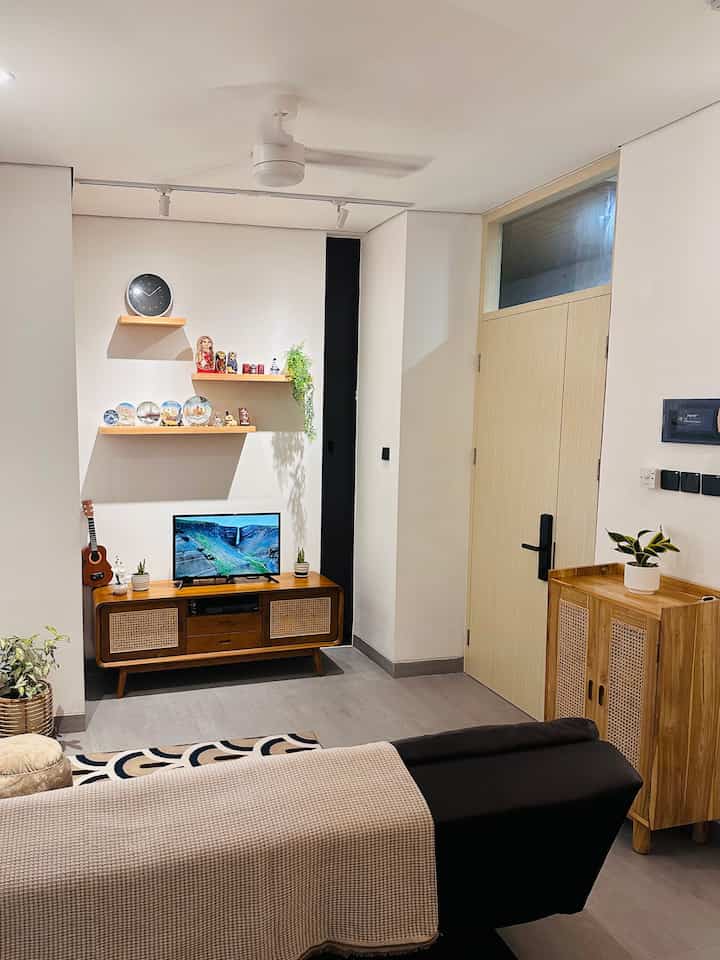 Karena nggak ada ruang tamu khusus, area ini jadi tempat serbaguna—buat santai bareng keluarga, ngobrol, sampai menyambut tamu yang datang. Supaya tetap nyaman dan nggak terasa sumpek, aku memilih mempertahankan beberapa furnitur lama yang masih fungsional. Biar tampilannya lebih segar, aku hanya menambahkan elemen baru seperti meja TV dan ambalan dinding dengan material senada. Hasilnya? Ruangan tetap hangat, rapi, dan lebih personal dengan dekorasi yang punya cerita sendiri.

🔥 Tips buat kamu:
✅ Manfaatkan furnitur lama yang masih bagus, cukup tambahkan elemen baru biar lebih fresh
✅ Gunakan warna dan material yang senada untuk tampilan lebih harmonis
✅ Pilih furnitur multifungsi supaya ruangan tetap lapang

Kalau di rumahmu, ruang keluarga juga sering jadi ruang tamu dadakan? 😆

#StylingRuangTamu #DekorasiLivingRoom #InspirasiLivingRoom #SofaMinimalis #CatRumahMinimalis #MejaTVRetro #AmbalanKayu #CoverSofaNordic #HomeDecor #RuangKeluargaMinimalis #LivingRoomDesign #MinimalistLivingRoom #InteriorRumah #RumahNyaman