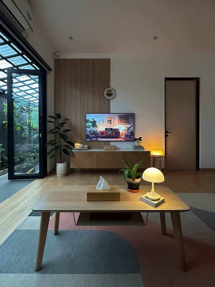 This is how i styled my living room. Supaya terlihat cozy kalau suasana lg mendung gini pagi hari, aku menyalakan beberapa lampu kecil. Menurutku ruang ini cukup mewakili kepribadianku yang perfectionist sekaligus fun, aku bermain dengan warna di karpet, dan beberapa lampu kecil yang bentuknya unik.


#stylingruangtamu
#inspirasilivingroom
#dekorasilivingroom
#sofaminimalis
#ruangtv
#ruangkeluarga