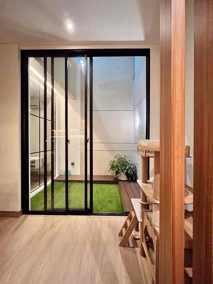 - Indoor Garden di Lahan Terbatas -

Ketika merenovasi rumah, pembuatan taman di dalam rumah menjadi salah satu concern. Kami merelakan ruang tamu serta dining area menjadi lebih kecil ukurannya untuk dapat dibagi dengan taman kecil sederhana ini.

Ukuran: 2,2 meter x 3 meter.

Kelebihan indoor garden:
• Mendapat limpahan cahaya di siang hari
• Sirkulasi udara lebih baik, mengurangi kelembapan di dalam rumah
• Menjemur pakaian jadi lebih cepat kering dan meminimalisir jemur di area depan rumah
• Spot bersantai keluarga dan tamu

Kekurangan indoor garden:
• Jika membuat jalur drainase dan bak kontrol, perlu diperhatikan desainnya agar tidak ada hewan kecil yang keluar dari bak kontrol terutama di musim hujan
• Ketika cuaca terik di siang hari, cukup terasa panas di dalam rumah

Sekian cerita mengenai indoor garden kami, enjoy your day!

#IndoorGarden
#TamanDalamRumah
#Void
#RumputSintetis
#DeckingWPC
#PintuSlidingAluminium
#TanamanPhilodendrumBurlemarx
#SpotSantaiKeluarga