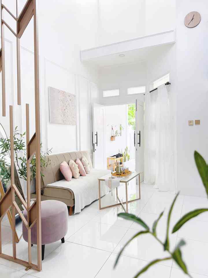 🔆 Living Room Styling 🔆

Di rumahku yang semuanya harus serba multifungsi karena luas rumah yang tidak terlalu besar, begini caraku memadupadankan dekorasi di ruang tamuku supaya tetap cantik, low budget, tapi tetap multifungsi:

1. Menggunakan Sofabed.
Karena kamar di rumah ini hanya ada 2, kami memilih sofabed sebagai opsi untuk digunakan apabila ada tamu sebagai tambahan tempat untuk istirahat.

2. Cermin arch besar.
Untuk memberikan ilusi ruangan lebih luas, cermin berukuran agak besar ini juga sangat berperan, dan juga bisa sebagai unsur dekorasi yang membuat ruangan lebih mewah.

3. Wall Moulding.
Wall moulding di ruangan ini memberikan efek lebih mewah pada tembok.

4. Dekorasi meja.
Aku menggunakan taplak meja table runner supaya lebih simple, lalu menggunakan tray kayu sebagai tempat penyimpanan toples dll supaya lebih mudah diangkat sekalian jika dibutuhkan.

5. Dekorasi pendukung.
Dekorasi pendukung di sini seperti hiasan pohon artifisial dengan pot terazzo, lilin elektrik, dan lain-lain. Dekorasi pendukung ini sebagai usaha membuat suasana lebih hangat, tapi juga jangan too much supaya tidak membuat ruangan jadi sempit.

#LivingRoom
#Sofabed
#MejaTamu
#CatIndoor
#WallMoulding
#StandingMirror
#Stool
#WallDecor
#StylingRuangTamu
#DekorasiLivingRoom
#InspirasiLivingRoom