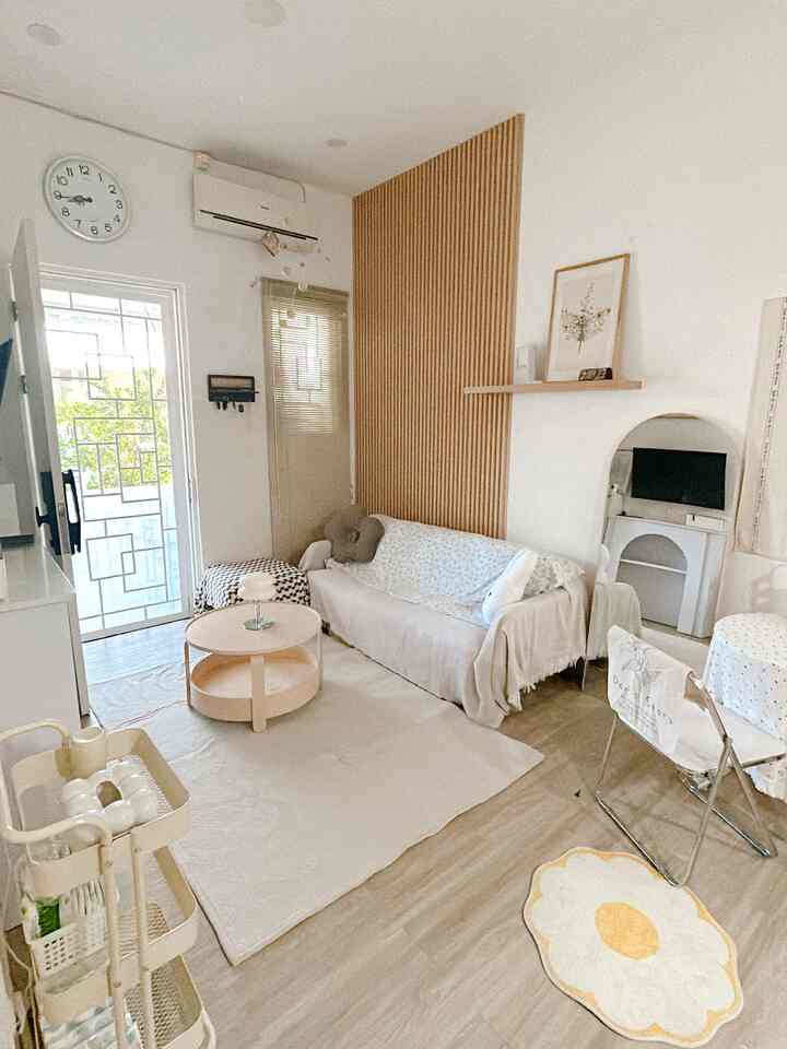 living room yang minimalis aku tidak menggunakan banyak warna agar terlihat lebih cozy ruangan ini sebagai tempat kumpul keluarga,tempat rebahan dan bersantai agar terlihat lebih luas aku tambahkan wpc pada dinding belakang kursi
#mejaikea
#dinding 
#lampumeja
#Sofa 
 #StylingRuangTamu
 #DekorasiLivingRoom
 #InspirasiLivingRoom