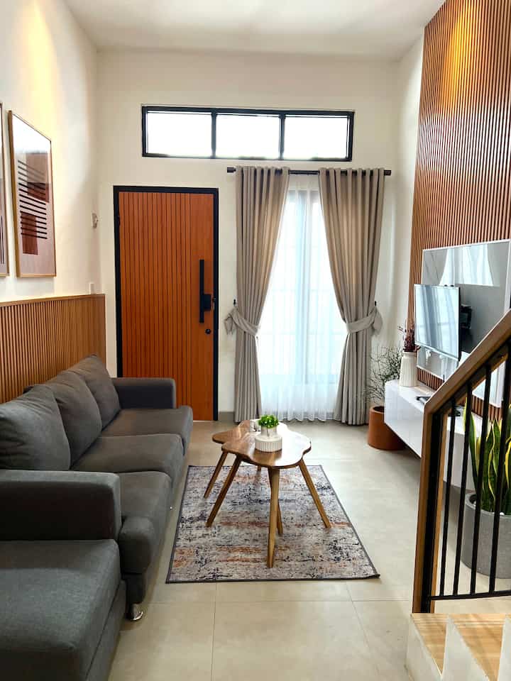 Ruang tamu dirumahku ukurannya hanya 3x3,5 m dan itu menyatu langsung dengan area belakang yaitu dapur dan dining. Ruang tamu di rumah juga sekaligus kami fungsikan sebagai ruang keluarga, karena memang jarang ada tamu, jadi kami lebih sering berkumpul dengan keluarga disini untuk menonton bersama. Agak tricky memang karena tidak terlalu luas spacenya, jadi cuma ada sofa dan meja, aku alasi karpet biar terkesan lebih hangat. Selanjutnya ada tv di dinding dan meja gantung untuk dilengkapi dengan storage. Untuk mempercantik aku pakai wallpanel dan uv marble panel beserta aksesoris dekorasi seperti pot tanaman indoor dan vase bunga. Tak lupa ada walldecor dengan model abstrak. Semakin manis dengan gorden dengan tone warna senada.

#livingroom #ruangtamu #wallpanel #woodpanel #wallart #walldecor #sofa #sofaminimalis #stylingruangtamu #dekorasilivingroom #inspirasilivingroom #coffetable #karpetruangtamu #mejatvgantung #ruangkeluarga 