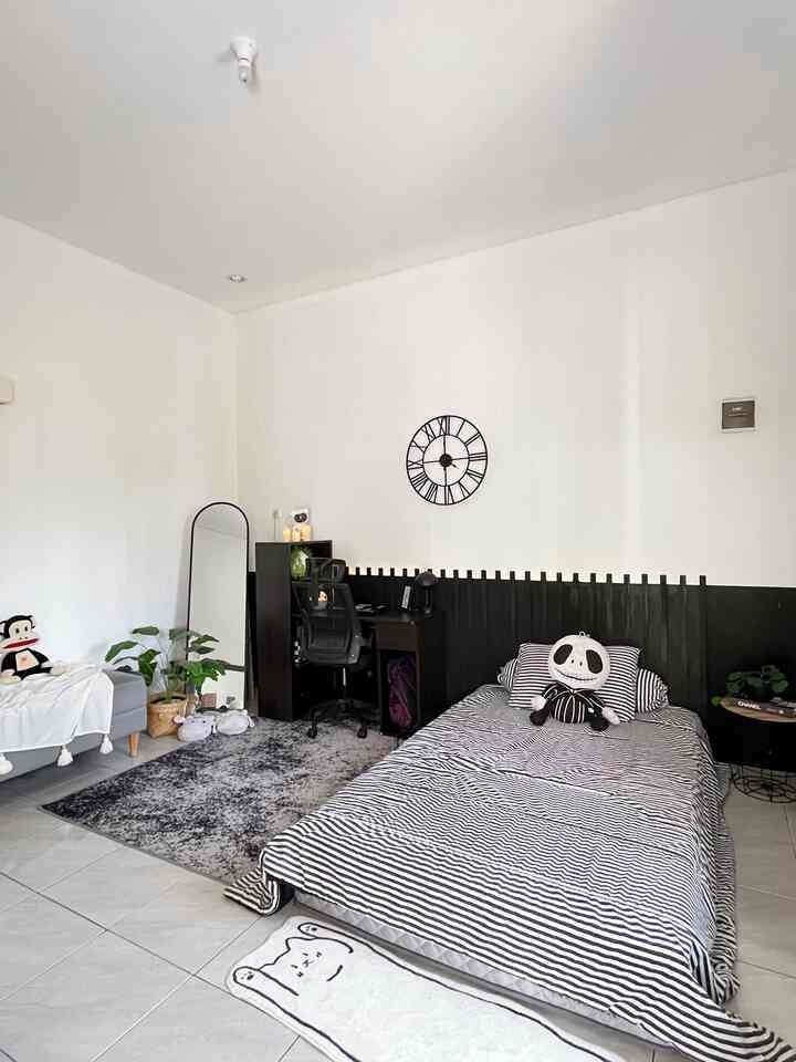 Hai hai akhirnya kami bisa menambahkan meja kerja juga di kamar. Ga ga lagi deh ngerjain tugas di meja makan / living room heheh. Sengaja ya kami simpan meja kerja ini di kamar biar suananya lebih tenang dan kalo cape ngerjain tugas ya tinggal langsung rebahan wkwkwk.

#bumigerrd #kamarminimalis #kamarmonochrome #mejakerjaminimalis #dekorasikamartidur #mejakerjalowbudget 