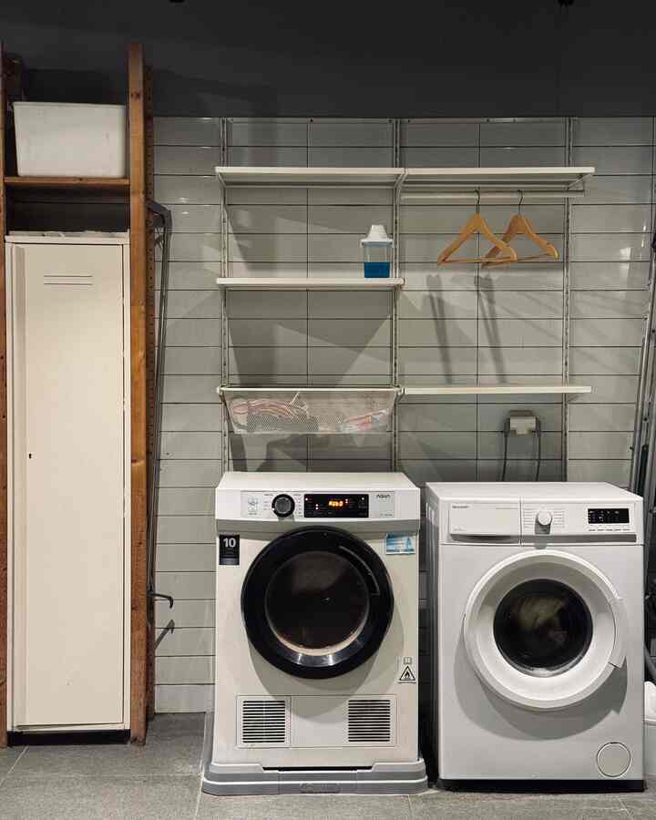 Simple laundry room kita yg ada di area service semi outdoor. Karena spacenya kecil, untuk part laundry roomnya kita pakai rak yg bisa di rakit custom dari IKEA. Looknya minimalis, tp ttp fungsional untuk taruh keperluan laundry😄
#LaundryRoom #LaundryRoomMinimalis #RakLaundry #RakCustom #RumahJapandi #SemiOutdoor
