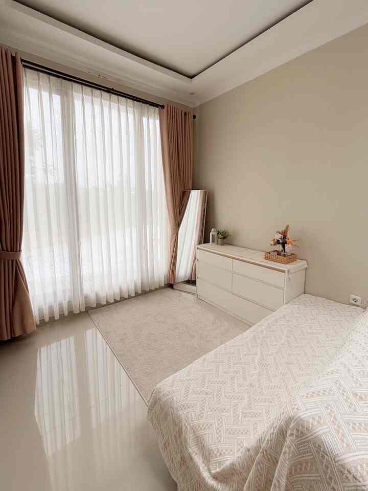 🛋️ Family room / living room ke 2 di casazenna, yang letaknya ada di lantai 2 📍

🏠 Untuk ukurannya memang lebih mini, jadi lebih minim furnitur supaya tetap nyaman

🗄️ Hanya ada sofa & lemari drawer. Dengan karpet & hiasan standing mirror 🪞

💡 Area paling terang dirumah, karena ada jendela yang sangat besar ditambah lagi deket dengan skylight

🛋️ Sebenernya sofa ini bagian covernya udah rusak & terekspose bagian busanya. 💸 Dan ternyata biasa reparasinya hampir seharga sofa bed ini sewaktu aku beli. 

✨ Sementara aku tutup dengan cover sofa supaya tetap terlihat rapi & bisa digunakan seperti biasa. Lebih hemat dari reparasi / beli sofa baru kan 😆

#LivingRoom #LivingRoomMininalis #LivingRoomKecil #SofaBed #LemariDrawer #Skylight #LivingRoomLantai2 #Jendela #StandingMirror #JapandiHouse