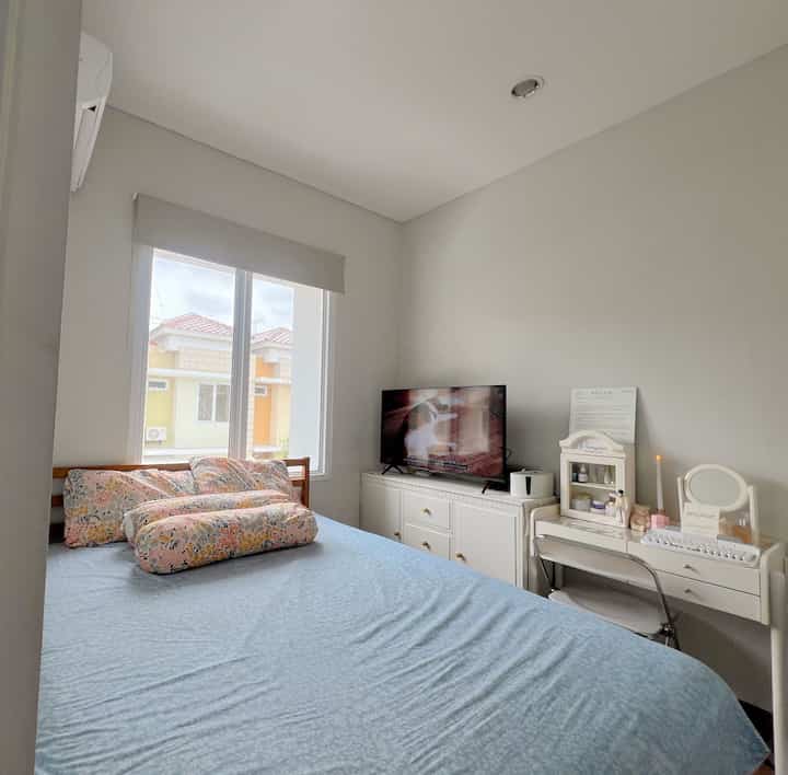 Master bedroom yg ukurannya super mungil untung mengaklinya aku letakan baju" di lemari TV saja , minimalis space !! Agar ruangan lebih terlihat luas aku gunakan warna gading untuk funiturenya dan dindingnya agar terlihat estetik dengan lantai menggunakan SPC motif herringbone warna gelap agar kamar utama berbeda dengan ruangan di lantai bawah yg lebih warmy soft color #bedroom #ruangtidur #kamartidurutama #bedroomstyling #kamartidur #catdinding #kamarutama 