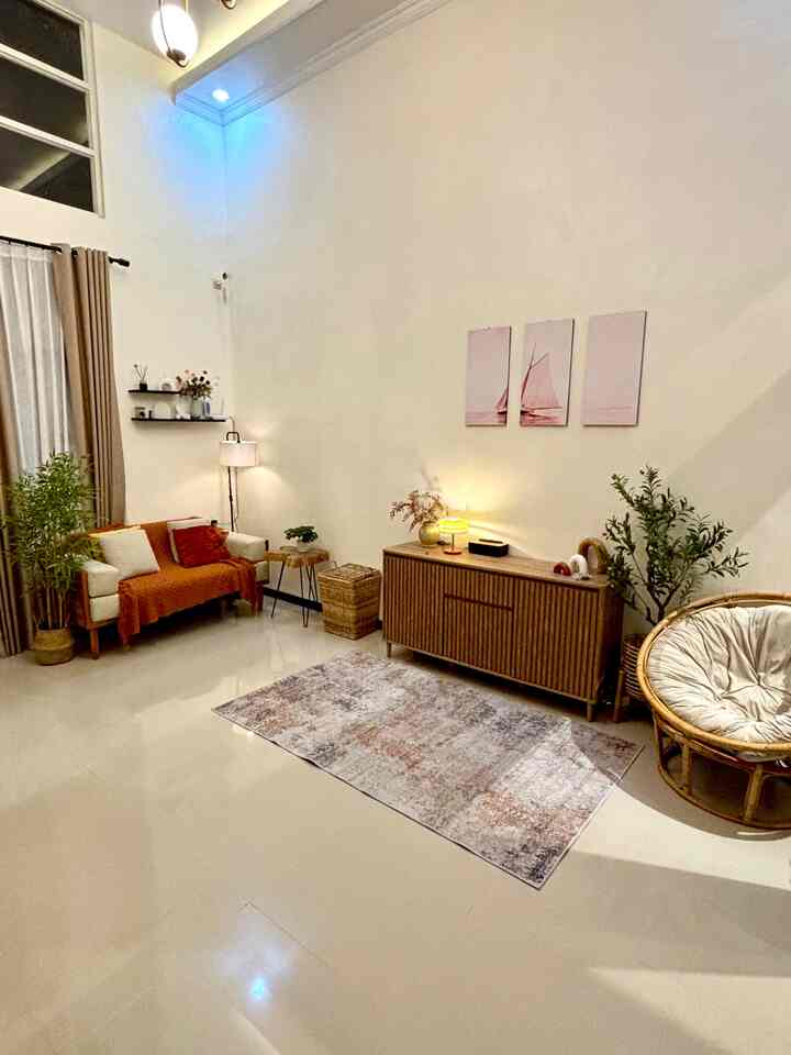 Ruang tamu yang sekaligus ruang keluarga ini memiliki luas 5,5 x 3,5 meter

Terdapat sofa minimalis dan sofa rotan bulat untuk bersantai. Agar terlihat luas maka kami memutuskan untuk menggunakan meja kecil yang berada di sebelah sofa❤️ Ruang tamu ini didominasi warna earth tone✨😍
#SofaMinimalis #SofaRotanBulat #SofaCustom #StylingRuangTamu #DekorasiLivingRoom #InspirasiLivingRoom