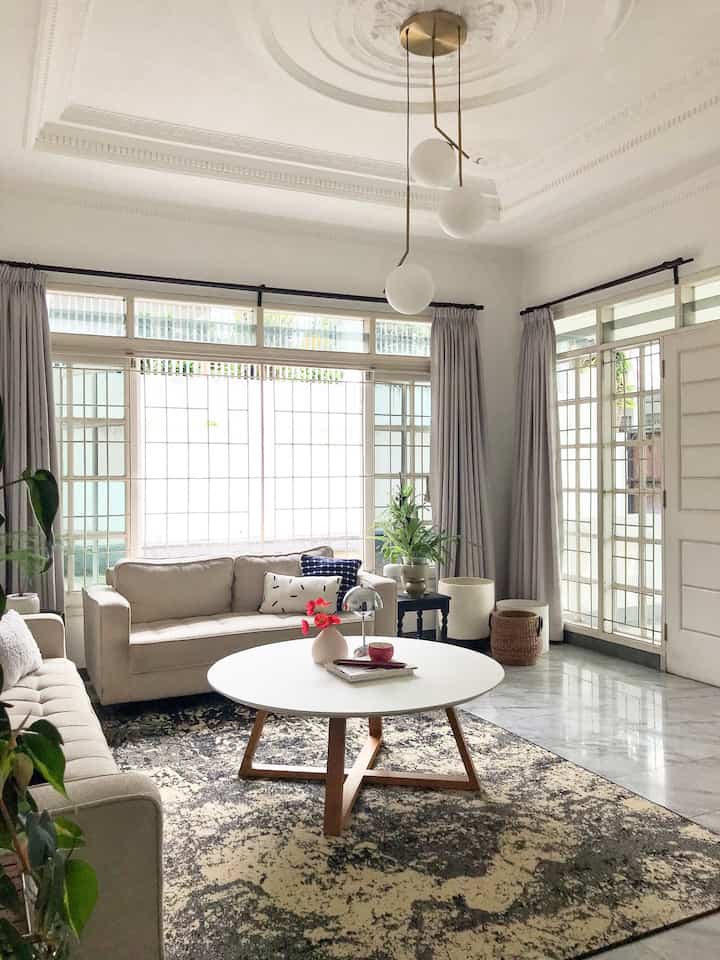 Hiasa dinding di ruang tamu ini ga sempat diganti karena masih di kurir dan belum sampai. Beberapa bingkai yang dipasang dibelakang sofa ini akan diganti dengan satu bingkai dan artwork berukuran super besar. Karpet warna gelap dengan motif abstrak ini sengaja dipasang di ruang tamu karena ruangan ini paling terang jadi karpet warna gelap ini tidak membuat ruangan terlihat sempit.

#sofaminimalis #StylingRuangTamu #DekorasiLivingRoom #InspirasiLivingRoom #ikeahome #ikea #ruangtamu