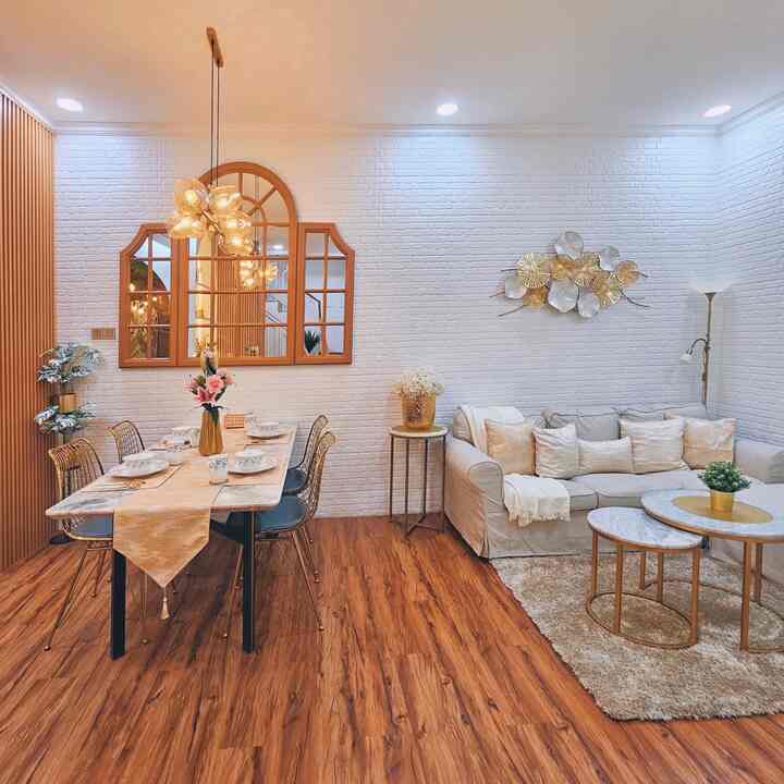 ‼️ Tips menerapkan konsep open plan pada living room agar ruangan terkesan luas versi rumah casadeharsa:

✅ Pilih cat dinding dengan warna putih atau warna cerah

✅ Pilih model dan material furniture yg desainnya minimalis modern 

✅ Aplikasikan cermin besar

✅ Tambahkan sentuhan gold agar living room terlihat elegan

#vinil #cermindinding #cermininterior #karpetruangtamu #karpet #lampugantung #sarungbantal #walldecor #dekorasiruangtamu #stylingruangtamu #dekorasilivingroom #inspirasilivingroom #homeinspo #tuangtamu #openplan