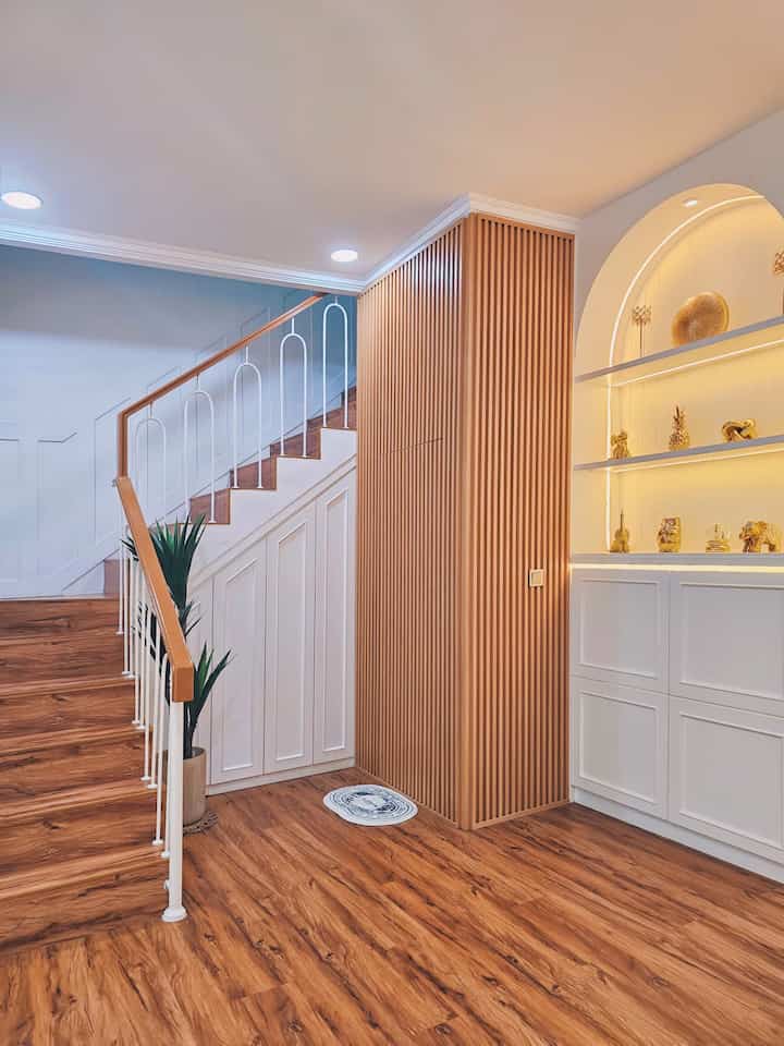 ‼️ Memanfaatkan & Memaksimalkan Ruang Bawah Tangga 

Karena lahan di rumah casadeharsa sangat terbatas, dimana bangunan hanya dibangun di lahan 60m2, kami juga harus memanfaatkan lahan di bawah tangga untuk ruang gudang dan kamar mandi dengan pintu kamuflase. Walaupun ukuran gudang dan kamar mandinya mini tetapi kedua ruang tersebut kami desain agar fungsi dari kedua ruang tersebut tetap maksimal.

#vinil #ruangbawahtangga #tangga #wallpanel #pintukamuflase #gudangbawahtangga #gudang #ruangterbatas #lahanterbatas #kabinetbawahtangga #kamarmandi #kamarmandimungil #rumahlahanterbatas 