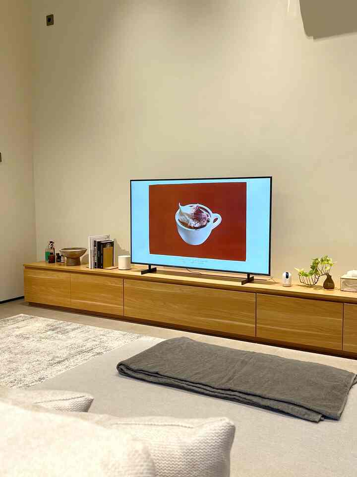 #DekorasiLivingRoom versi kita yang sifatnya minimal. Ini barang-barang yang biasanya selalu kita pakai daily, seperti jam, tray, tissue, vase, diffuser atau benda wewangian lainnya. Yang penting harus ada ijo-ijo biar berkesan hidup ruangannya🌿

#StylingRuangTamu #InspirasiLivingRoom #SofaMinimalis #jammininalis #jammeja #pottanaman #indoorplant #tissuebox #bookshelf #vase #reeddiffuser #aromatheraphy #samsung 