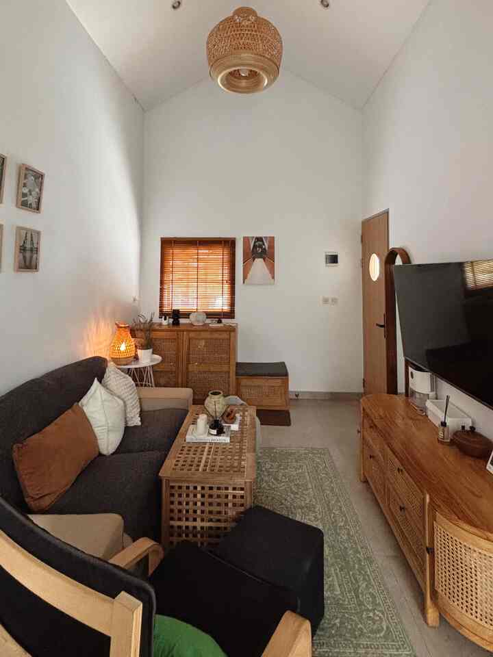 Ruangtamu ini tempat yang paling sering kita pakai buat kumpul berdua dirumah, walaupun ruangan ini bukan ruangan yang besar, tapi tempat ini salah satu tempat yang nyaman dirumah kami.

dengan pemilihan furniture yang neutral bikin rumah ini keliatan lebih homey untuk kita berdua.

tips dari kita untuk bisa bikin living room nyaman :

- beli furniture sesuai kebutuhan 
- padu padankan warna sesuai kesukaan kita agar kita happy kalo ada diruangan ini
- penambahan karpet juga penting diruangan ini
- perhatikan jarak menonton tv agar kita tetap nyaman saat menonton
- pilih sofa sesuai kebutuhan
- pastikan banyak storage untuk di living room ini aku pakai meja tamu yang ada storage nya dan ada beberapa storage lain seperti rak sepatu dan meja tv

yang mau samaan bisa klik blue plus button nya ya!🩵

semoga bisa menjadi inspirasi🤍🩵

#mejatamu #lampulivingroom #lampugantung #woodenblind #cattembok #livingroominspo #stylingruangtamu #dekorasilivingroom #inspirasilvingroom #kursipoang #kursisantai #mejatv #raksepatu #furniturekayu #sofakivik #ikea #mejasamping

