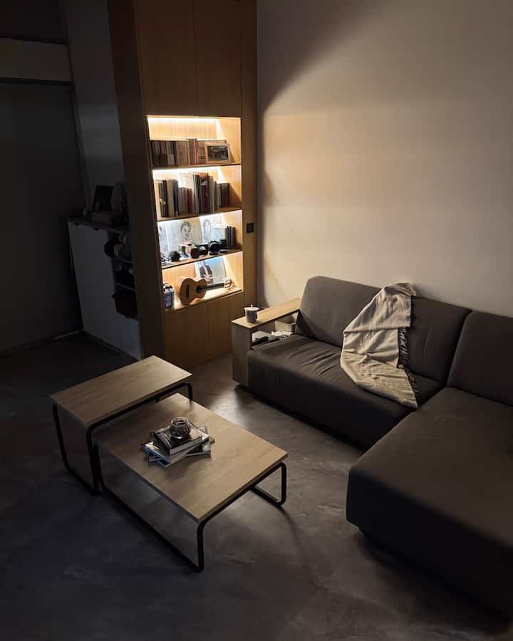 Tips Living Room rumah minimalis terasa ‘hangat’ ala Ofuro House :
✔️ Mix warna warm & cool dalam interior dan dekorasi supaya keseluruhan warna lebih imbang, ga harus selalu full coklat supaya terkesan ‘warm’
✔️ Pakai lampu detail dgn cahaya warm, supaya membangun ambience
✔️ Pilih barang-barang minimalis yg gak banyak pernak-perniknya supaya gak berasa ‘sumpek’😉
#RumahMinimalis #LampuDetail #InteriorMinimalis #StylingRuangTamu #DekorasiLivingRoom #InspirasiLivingRoom