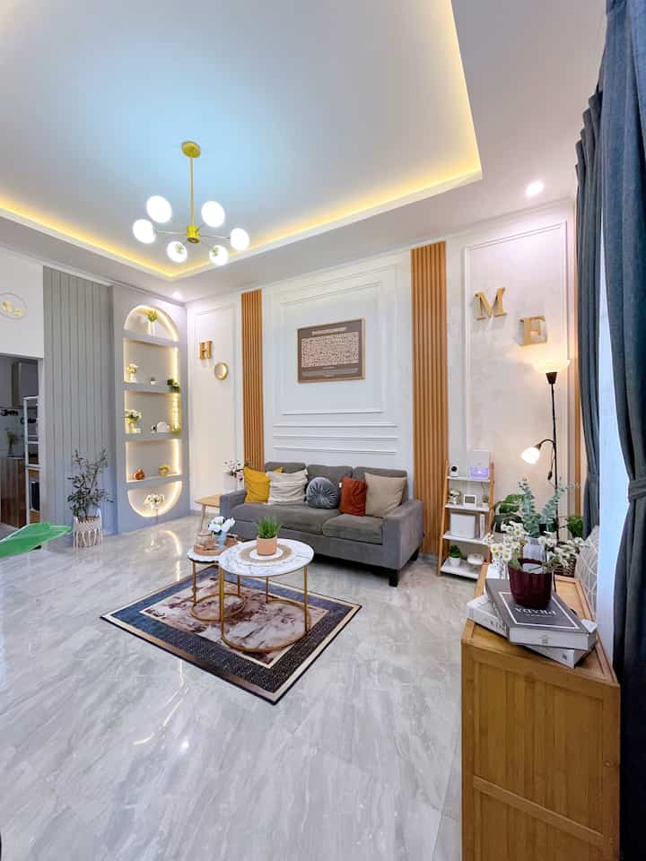 Ruang Tamu Minimalis ✨

Ruang tamu ini berukuran 3,5 x 5 meter, yang menyatu dengan ruang TV.
Kami dekor sederhana dengan menggunakan wallmoulding, wallpanel dan wallbaord. 

Kami tambahkan satu set sofa dan meja yang d alasi karpet, tidak banyak dekorasi agar mempercantik ruangan kami tambahkan wallarch di pojok ruangtamu yang kami DIY menggunakan bahan sisa bangun rumah.

Kami juga gunakan lighthing dengan lampu gantung 6 bohlam dengan 3 warna dan lampu lantai agar memberikan kesan yang warm pada ruangan.

Semoga menginspirasi🤗

#StylingRuangTamu #DekorasiLivingRoom #InspirasiLivingRoom #RuangTamuMinimalis #wallmoulding #wallpanel #wallbaord #plafonrumah #LampuGantung #aesthetic
