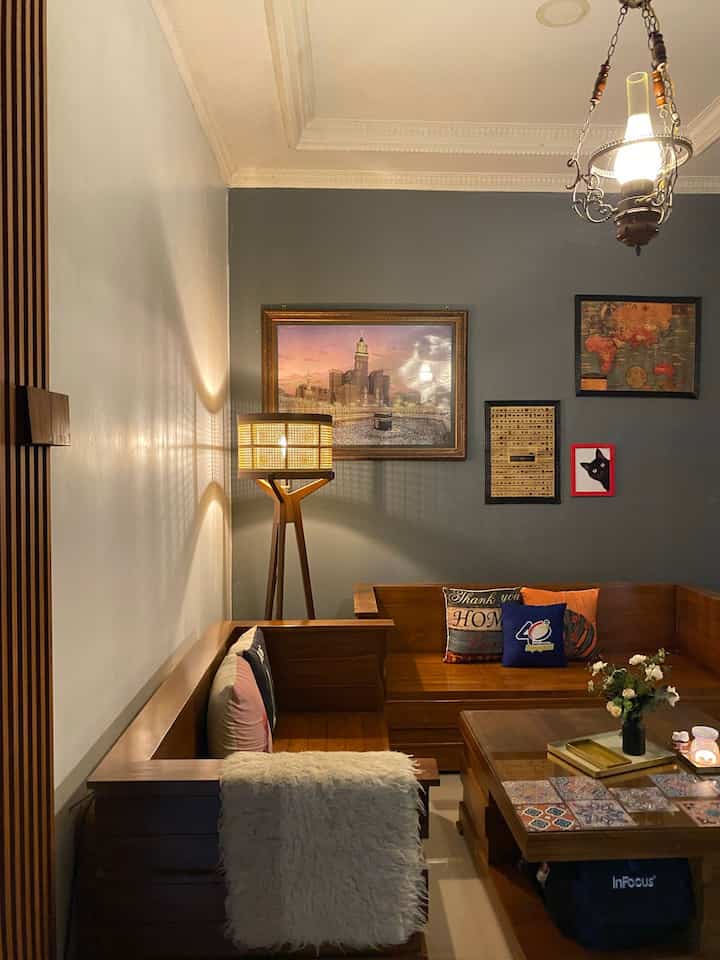 Ruang tamu jadi spot favorit untuk sharing apapun 🥰 penggunaan furniture kursi jati membuat look ruangan terasa lebih warm dan classic di tambah lighting dan wall panel bikin ruangan jd lebih cozy 

#StylingRuangTamu
#DekorasiLivingRoom
#InspirasiLivingRoom
#RuangTamuKlasik
#KursiTamuJati
#LampuGantung 
#StandingLampu 