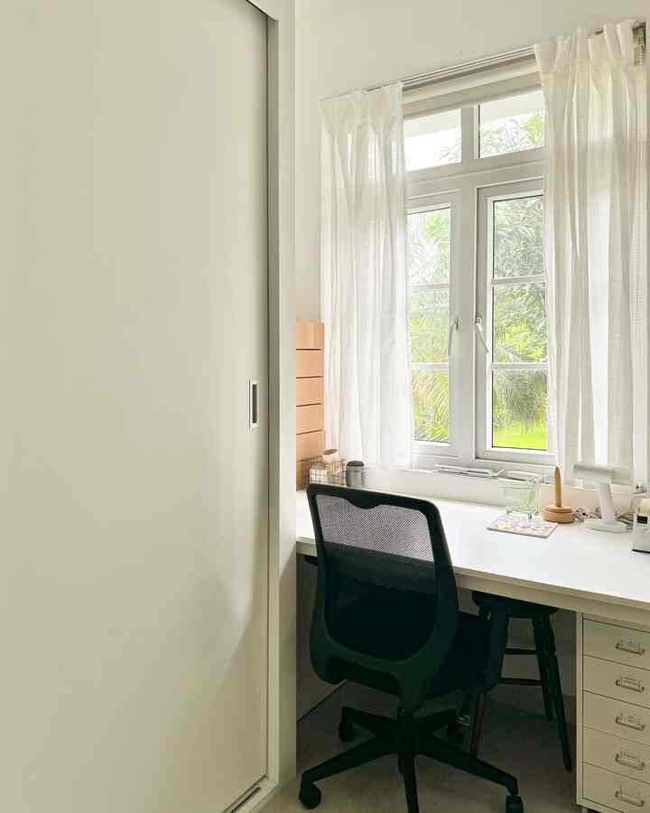 Working from home hits different when the space feels this fresh & organized!🤍

Ruang kerja ini agak beda dari ruangan lain di rumah. Karena office itu gampang berantakan, kita pilih perabot & detail serba putih biar tetep keliatan clean dan rapi. Plus, ada 2 desk di tiap sisi biar nyaman kerja bareng.

Dream office ini ngak akan ada tanpa satu brand ini! Coba klik blue plus button, pasti langsung tau deh😉

#HomeOffice #Kantor #IKEA #Office #StylingHomeOffice #InspirasiHomeOffice