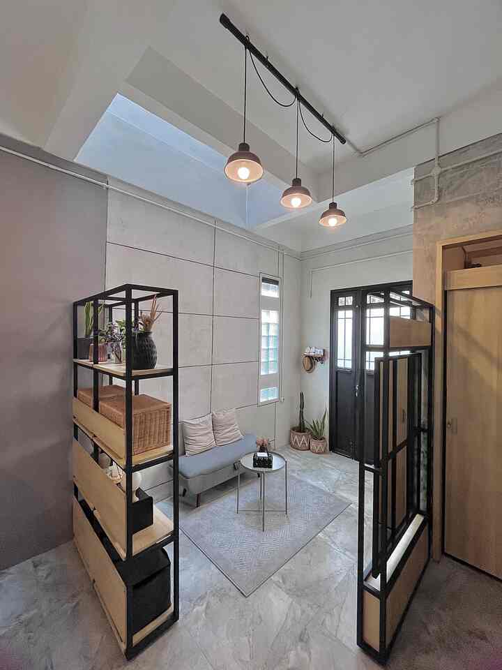 Living room di rumah ini mungil banget, hanya 3x2  dan dibatasi oleh rak partisi

Biar ga terlalu bulky atau sesak, aq pilih furniture yang simpel seperti
* Sofa bench dengan panjang 120cm dan memiliki kaki sehingga ruangan keliatan lebih lapang 
* ada rak partisi dengan kaca , membuat ruangan terlihat luas
* Pemilihan karpet yang tidka terlalu besar juga tips agar ruangan tidak terlihat penuh

Semoga menginspirasi #dindingekspose #sofaminimalis #rakpartisi #stylingruangtamu #dekorasilivingroom #inspirasilivingroom