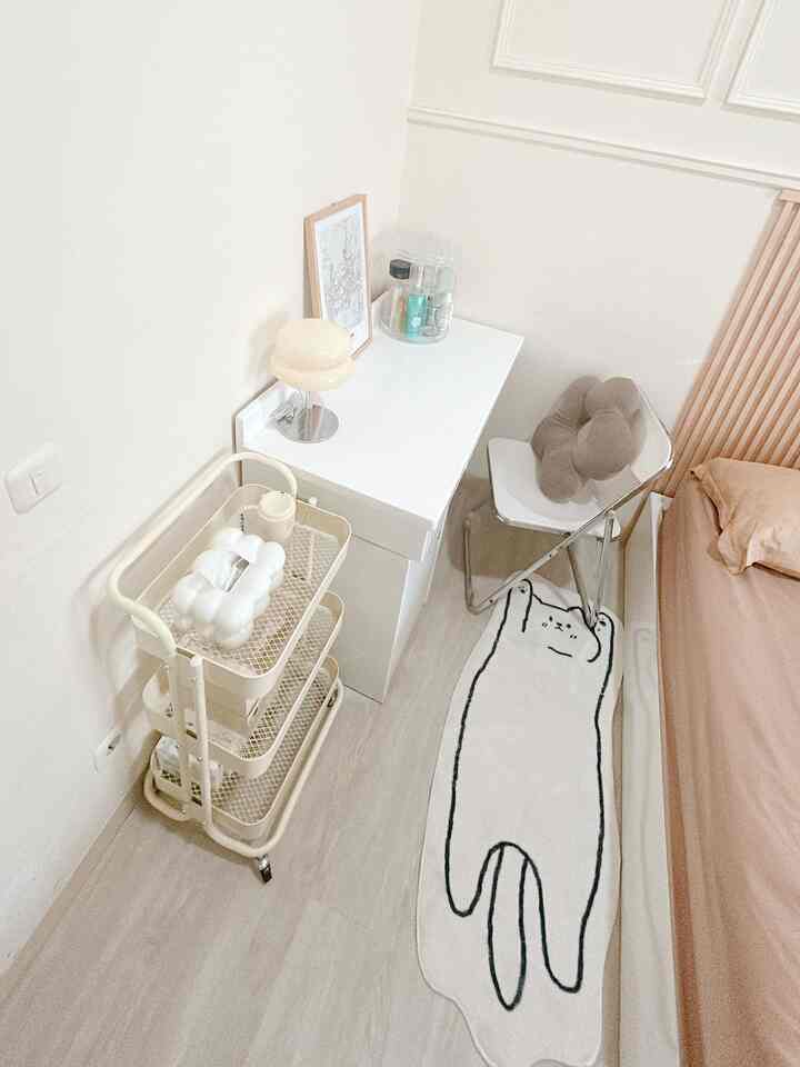 meja di samping tempat tidur ini multifungsi kadang aku pakai buat kerja dan kadang juga buat makeup 
#desk
#mejabelajar 
#mejarias
#kursi
#trolly
#bantalkursilucu
#lampumeja
#minimalis 
#mejabaca 