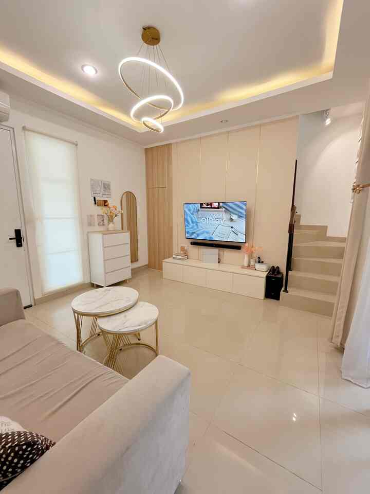 Living room @dirumaa.ina^^

Living room ini ukurannya 3,8x4meter. Dari pintu masuk, langsung masuk area living room. Kami buat ruang kosong di tengah karena biasanya saat orang tua main, mereka lebih senang tidur disini☺️

Pastinya living room adalah salahsatu ruangan favorit kami. Karena selain banyak menghabiskan waktu disini, juga karena ada backdrop tv hasil diy kami yang gak bosan-bosan kami lihat, hihi😬🫶

Untuk spill semua productnya, klik blue plus button dipostinganku ya🩵

#SofaMinimalis #PlavonGypsum #CatRumahMinimalis #WarnaCatRumah #WallpaperDinding #WallpaperEstetik #Cat #StylingRuangTamu #DekorasiLivingRoom #InspirasiLivingRoom