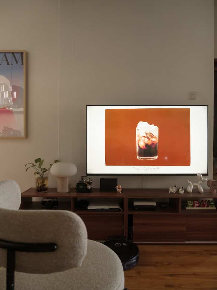 Area rumah kami tuh memanjang ke belakang, jadi living room adanya di bagian tengah ruangan. Suka bingung nentuin layout yang pas, karena areanya ga bener-bener presisi tengah dan ga ada sudut. Setelah berulang kali mencoba geser sana sini, akhirnya nemu layout yang pas deh! Nyaman buat santai, istirahat, ngobrol, bahkan kadang makan juga di sini.😂

Tips buat kamu:
✔️ Sebisa mungkin sejajarkan sofa, tv, dan meja tv. (Kalau casatela agak kurang sejajar soalnya)
✔️ Tambahkan coffee table dan armchair biar makin cozy dan fungsional
✔️ Pilih furnitur dengan warna yang netral, atau kalau berani pilih warna bold sekalian

Spill produk klik blue plus button di postingan ya🔵➕

#sofaminimalis #bingkaikayu #mejatv #coffeetable #armchair #lampumeja  #StylingRuangTamu #DekorasiLivingRoom #InspirasiLivingRoom