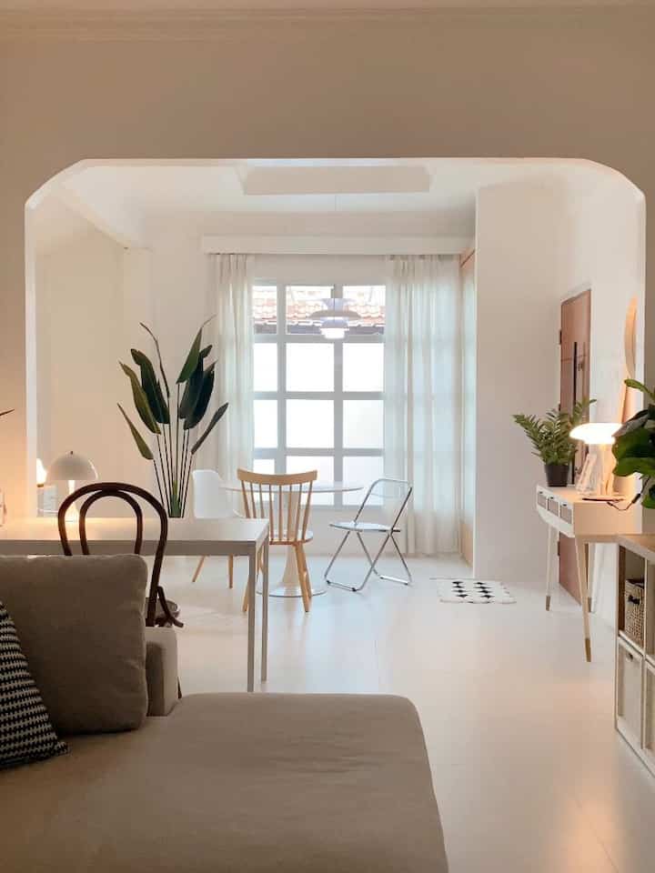 Suasana livingroom saat senja.. aku memang minimalist.. tapi untuk pencahayaan, aku memiliki beberapa lampu dengan bentuk yang berbeda-beda.. penambahan cahaya hangat dari lampu-lampu ini membuat livingroom minimalistku menjadi terkesan lebih cozy :) #sofaminimalis #warnacatrumah #stylingruangtamu #dekorasilivingroom #inspirasilivingroom #livingroomminimalist #homeinspo #minimalisthome