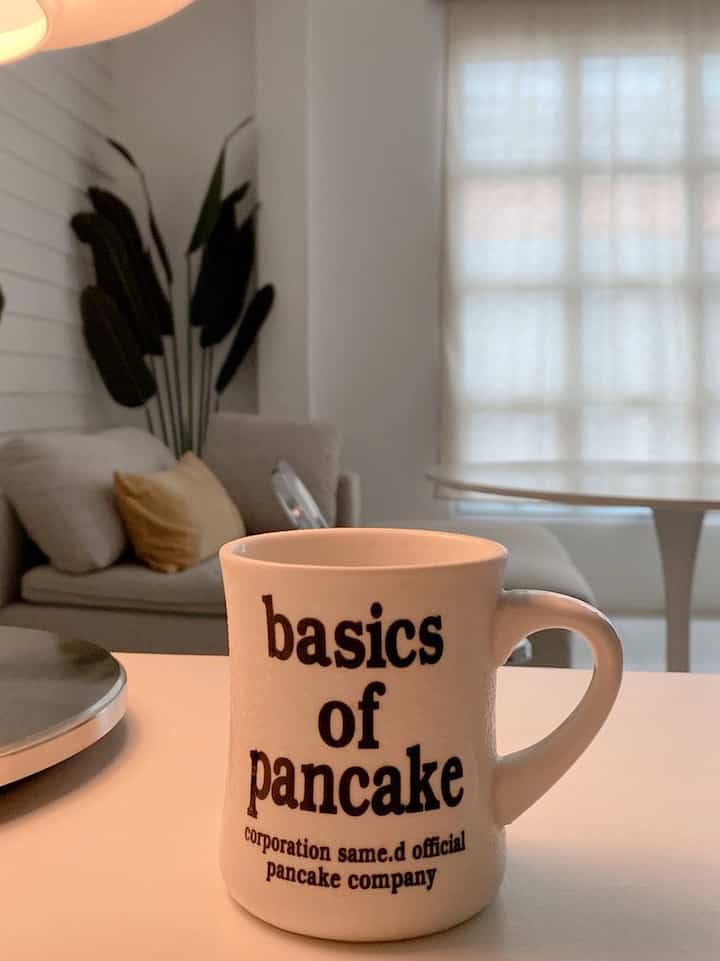 Minum secangkir kopi sambil menulis jurnal atau menonton vlog fav aku.. benar-benar me time fav akuuu ! :) #rumahminimalis #tempatfavorit #homeinspo #minimalistroom #minimalisthome #livingroomminimalist #homecafe