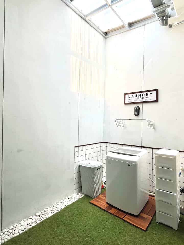Laundry room ukuran 3,15 x 1,9 meter. 
Awalnya ini lahan kosong dirumahku. Aku makeover lahan ini menjadi laundry room dengan budget sekitar 1 jutaan 

Alhamdulillah walaupun sederhana dan minimalis tp nyaman 🥰

#laundryroom #deckingtile #rumputsintetis #mesincuci #ruangcucijemur #laundryroomminimalis #ruangcuci