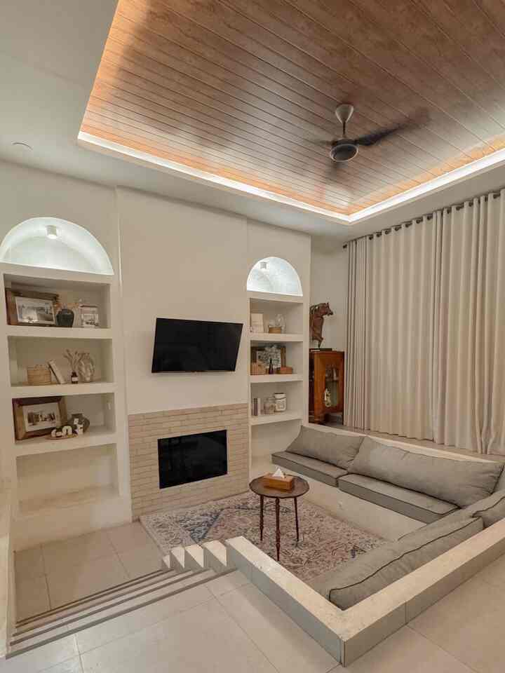 🛋✨ Sunken Living Room 

Dari dulu suka banget sama ruang tamu ala villa di bali yang lantainya beda level, jadi pas renovasi rumah kemarin langsung deh request ruang tamu cantik ini sama kontraktornya.

Dan Voilaaa...jadi juga deh ruang tamu impianku ini. Walaupun ga luas banget yang penting nyaman buat tempat berkumpul bareng keluarga kecilku ini.

💡 Tips buat kamu:
✅ Gunakan warna netral biar
gampang dipadu-padankan
✅ Tambahkan karpet biar makin
cozy
✅ Pilih furnitur yang multifungsi
biar nggak makan tempat!
Untuk semua spill productnya,
klik blue plus button di
postinganku 👀💙

#SofaMinimalis #PlavonPVC #CatRumahMinimalis #Sunkenlivingroom #StylingRuangTamu #DekorasiLivingRoom #InspirasiLivingRoom