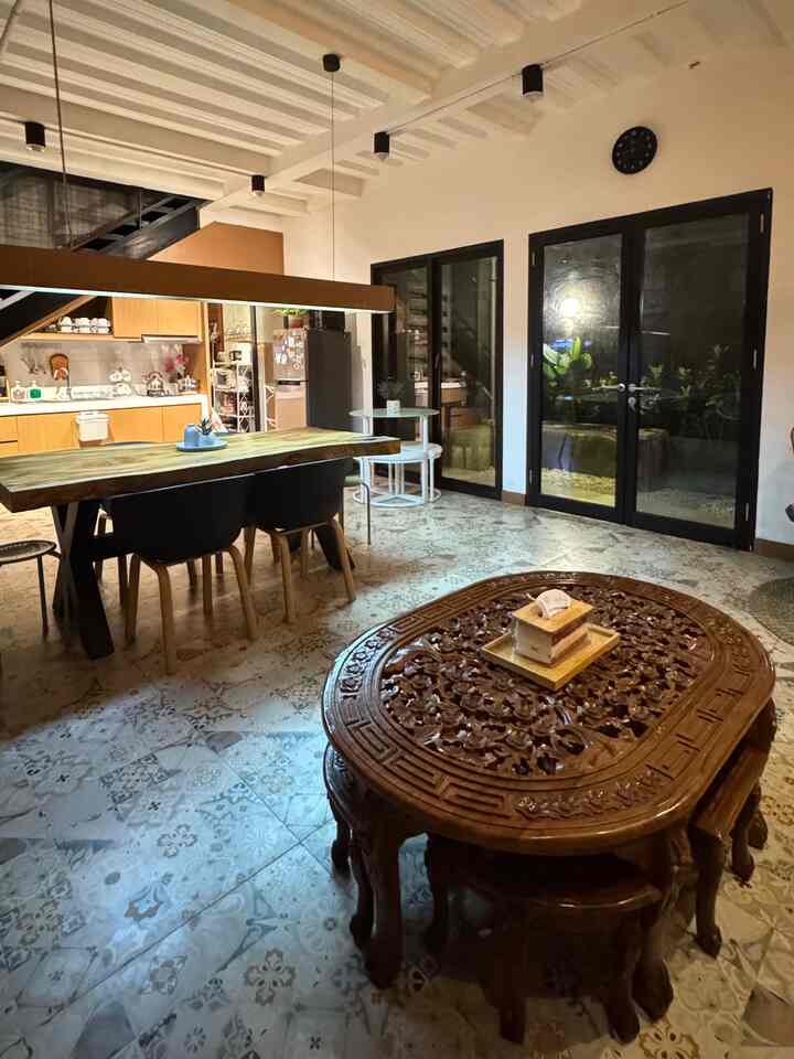 Ruang makan bergaya Industrial cukup mudah loh untuk diwujudkan. Kamu hanya membutuhkan furnitur berwarna hitam, berbahan besi dan kayu yang simple namun estetik. Kamu bisa melakukan mix and match dengan warna senada, agar ruang makanmu lebih hidup.

Tambahkan lampu dan tanaman hias di pojok ruangan ya! Jika merasa kurang elegan, bisa menambahkan aksen di salah satu bagian dinding ruang makanmu. Jangan lupa untuk memilih warna dan bentuk yang sesuai.

#RuangMakanIndustrial
#InspirasiRuangMakan
#MejaMakanKayuBesi
#MejaMakanSimple
#LampuGantung
#IdeLampuGantung
#MejaMakanBulat
#JendelaAluminium