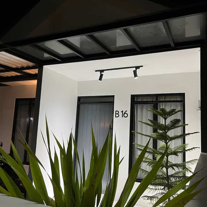 Day vs night taman kecil di rumah kami🏡🌞💫✨

#CatRumahMinimalis
#GranitMinimalis
#TamanKering
#TamanMinimalis
#LampuTaman
#TamanKering