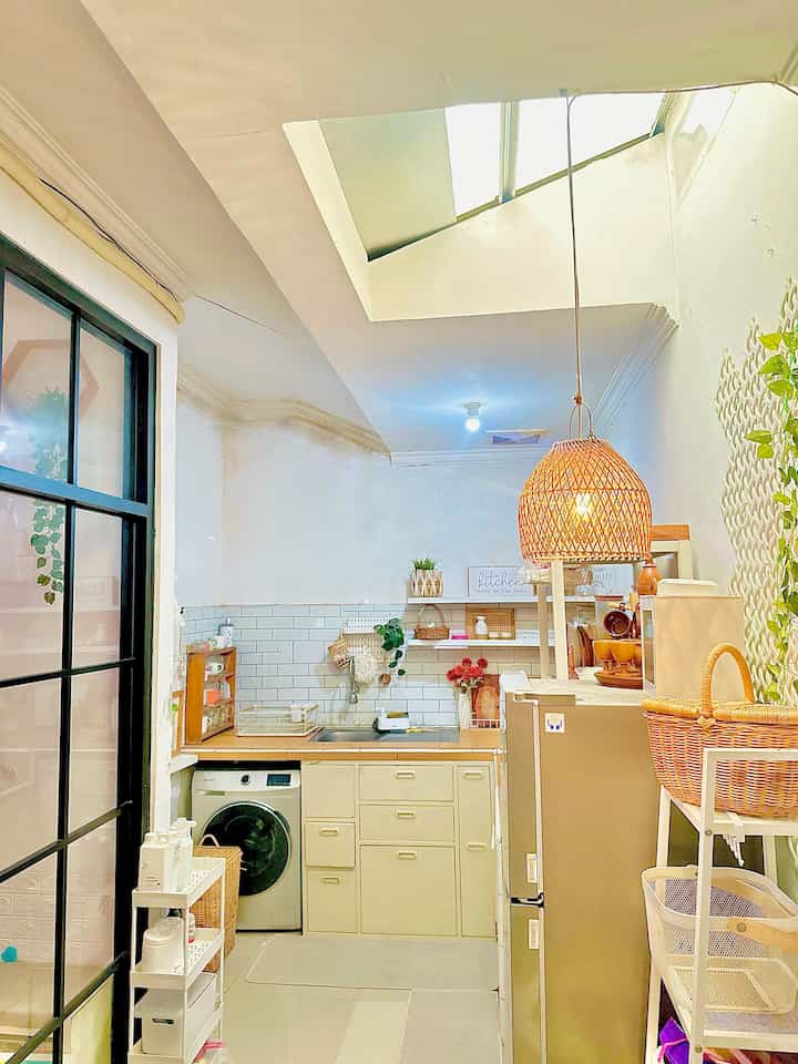 Dapur aktif atau biasa disebut dengan dapur kotor ini menyatu dengan laundry room dan memiliki luasan 2x3m2 

Dengan luasan yg memang tidak terlalu besar tapi cukup untuk melakukan 2 aktivitas

Tone dari dapur ini white and wood dan beberpa peralatan dapur juga berwarna senada
Semoga menginspirasi teman-teman semua🥰
#lampurotan #rakputih #keranjangputih #Inspirasidapur #Stylingdapur #Dapurwhiteandwood #laundryroom