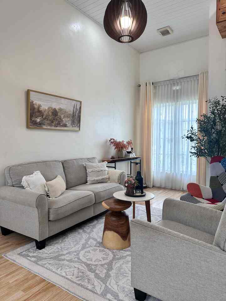 Tetap dengan dominasi putih dipadu earthtone, ruang tamu kami yang berdampingan dengan ruang keluarga kadang jadi tempat rebahan anak anak atau pun ruang kerja dadakan paksu. Pemilihan serta penataan furniture menyesuaikan ruang yang hanya memiliki dimensi 3x3 agar terasa tidak sempit dan juga agar tidak bosan terkadang furniture pun kami geser geser posisinya

#sofakain #stylingruangtamu #dekorasilivingroom #inspirasilivingroom #livewithkids #bandaaceh