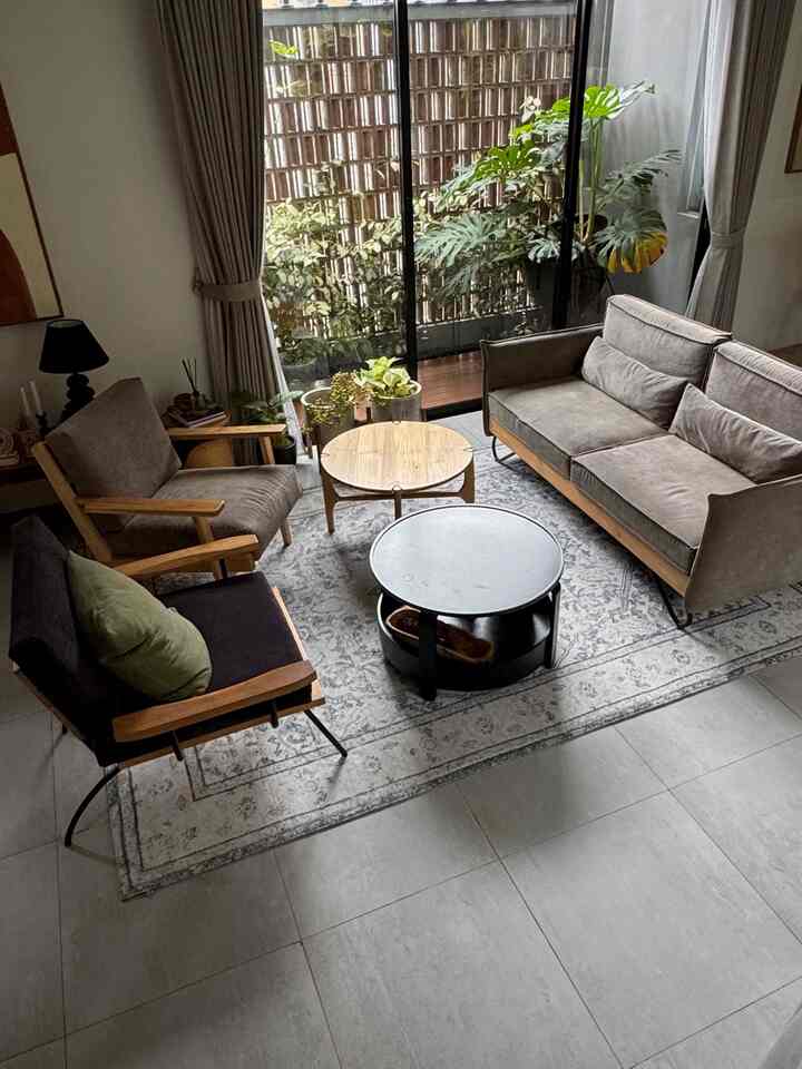 Dekorasi Livingroom karena disini suka banyak tamu yang datang, jadi ide meja 2pcs disimpan disini untuk menampung makanan dan minuman para tamu dengan karpet yang besar membuat ambience ruangan lebih warm

#bumitimi #livingroom #stylingruangtamu #dekorasilivingroom #inspirasilivingroom #sofaminimalis #catdinding #lantaiabu
