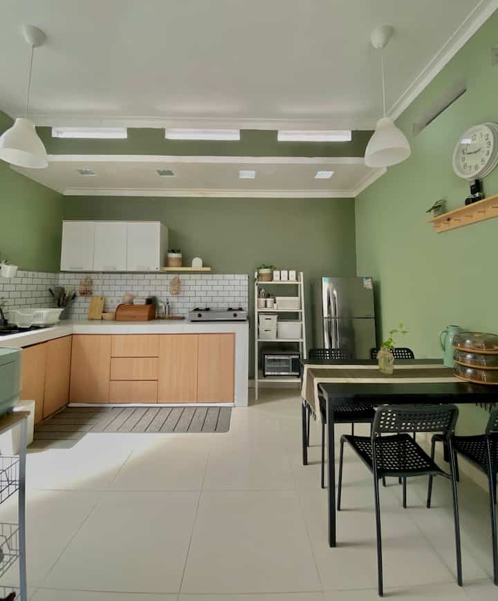 Keluar dari zona nyaman✨
Cara ku keluar dari zona nyaman dengan memberanikan diri mengubah warna cat dapur dari putih ke warna lain.
Kita yang sangat suka dengan warna netral seperti putih, hitam dan cokelat tibatiba kepikiran untuk merubah dapur ini jadi lebih berwarna.
Akhirnya terpilih lah warna hijau tua dan hijau muda ini yang pada awalnya aku merasa salah warna dan tidak percaya diri tapi ternyata dengan dapur hijau  inilah rumah teduh jadi semakin hidup dan suasana rumah jadi ikutan berubah.
Jadi jangan takut yaa untuk keluar dari zona nyaman mu, karena terkadang rumah juga perlu kita eksplor agar tidak bosan.

Semoga menginspirasi🤎

#inspirasidapur
#inspirasiwarnacatdapur
#kitchenstyling
#kitchenmakeover
#lampugantung
#warnacatdapur
