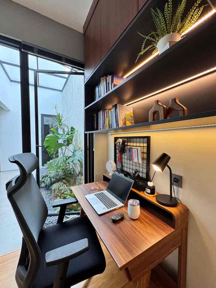 Ruang kerja di rumah ✨

Biasanya di sudut ruang kerja ini kami mulai hari dengan membuat timeline hal yang akan dikerjakan hari ini. Sambil menikmati sinar matahari yang menyelinap melalui jendela. 

#RuangKerja #InspirasiHomeOffice #KursiKerja #MejaKerja #IdeRuangKerja #RuangKerjaMinimalis