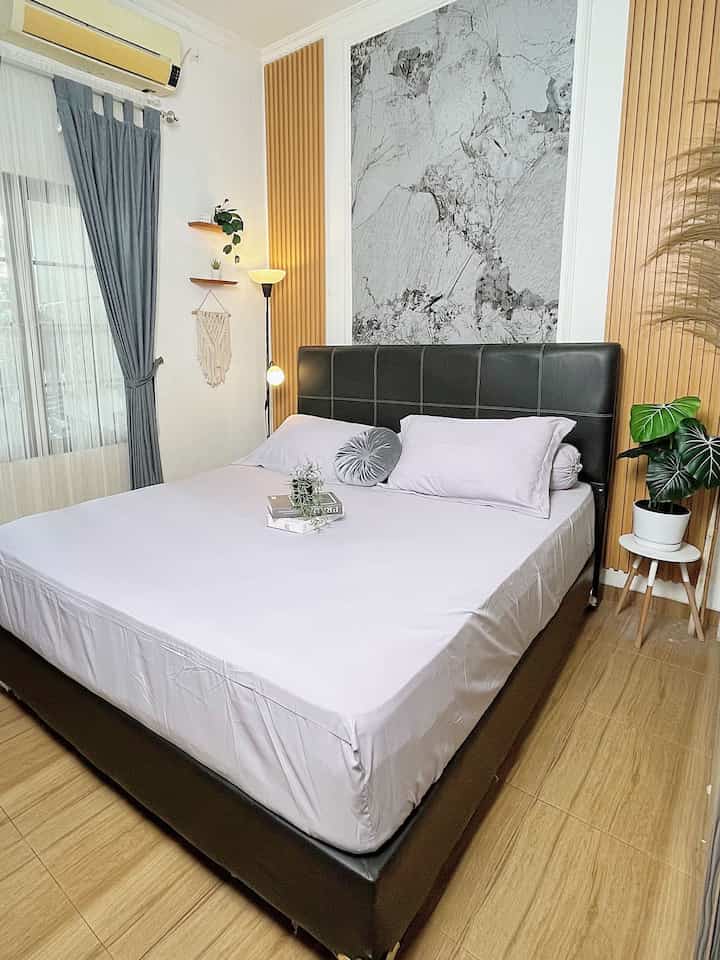 Kamar tidur minimalis berukuran 3,5 x 3 meter yang simple, kami dekor sederhana menggunakan wallpanel dan wallboard dan di bagian sudut kami bikin spot kerja mungil.

Semoga menginspirasi 🤗

#KamarMinimalis #KamarTidur #IdeKamarTidur #wallpanel #wallboard #aesthetic