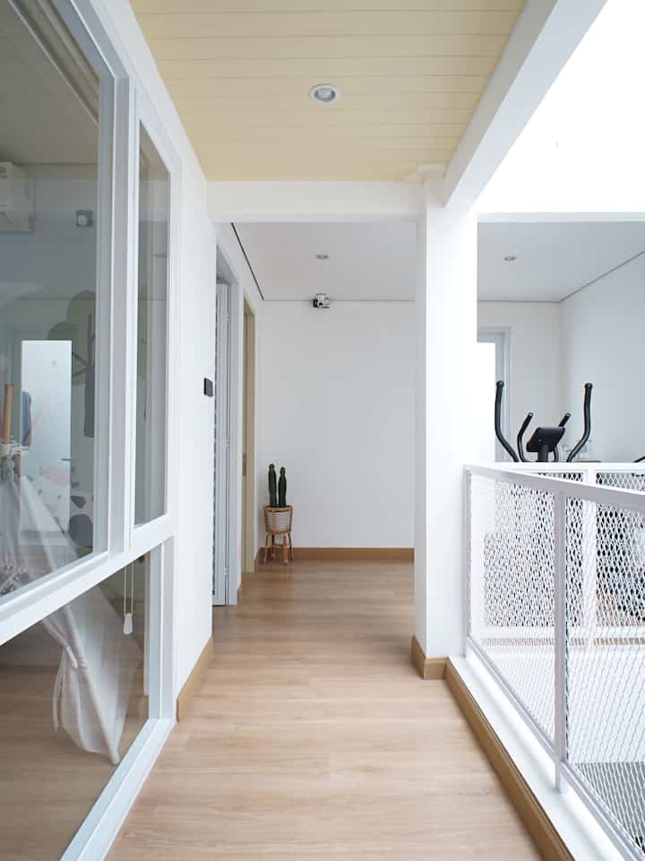 Selasar ini nggak cuma jadi akses antar ruang, tapi juga difungsikan sebagai mini gym yang tetap nyaman. Dekorasinya minimalis, lebih mengandalkan material yang sudah punya unsur dekoratif, jadi nggak perlu banyak tambahan lagi. Cahaya alami dari skylight juga bikin area ini terasa lebih terang dan lapang. Simpel tapi tetap estetik.

#DesainRumah #SelasarMinimalis #MiniGym #RumahEstetik #HomeDesign #InteriorRumah #InspirasiRumah #RumahNyaman #RumahAluna #LantaiSPV #PlafonConwood #PotRotan #Solartflat