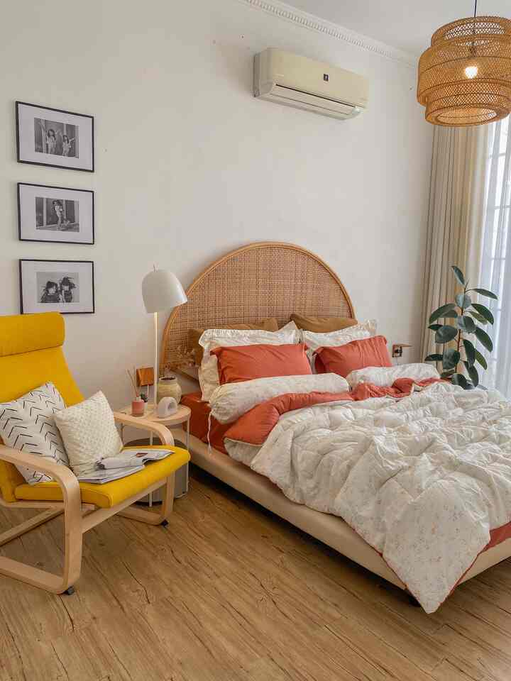 Tips Styling Earthy Scandi Boho ✨

Mau bikin kamar estetik dengan vibe earthy scandi boho? Ini beberapa trik yang bisa dicoba!

🍂 Pilih warna earth tone
seperti putih, beige, sedikit sentuhan terracotta, mustard, supaya nuansa tetap hangat dan nyaman

🍂 Gunakan material alami
seperti rotan, kayu, atau linen untuk kesan lebih natural

🍂 Tambahkan tekstur
dengan layering bedding, bantal, dan throw blanket supaya nggak flat

🍂 Manfaatkan pencahayaan alami
dengan tirai sheer untuk efek ruangan lebih airy dan terang

🍂 Hadirkan elemen hijau
seperti tanaman indoor supaya kamar terasa lebih hidup

Mana nih yang paling bikin kamar terasa lebih cozy menurut kamu?

#Dipan
#DipanRotan
#HeadboardRotan
#LantaiVinyl
#CatRumah
#LampuGantung
#StandingLamp
#InspirasiKamar
#StylingKamar
#DekorasiKamar