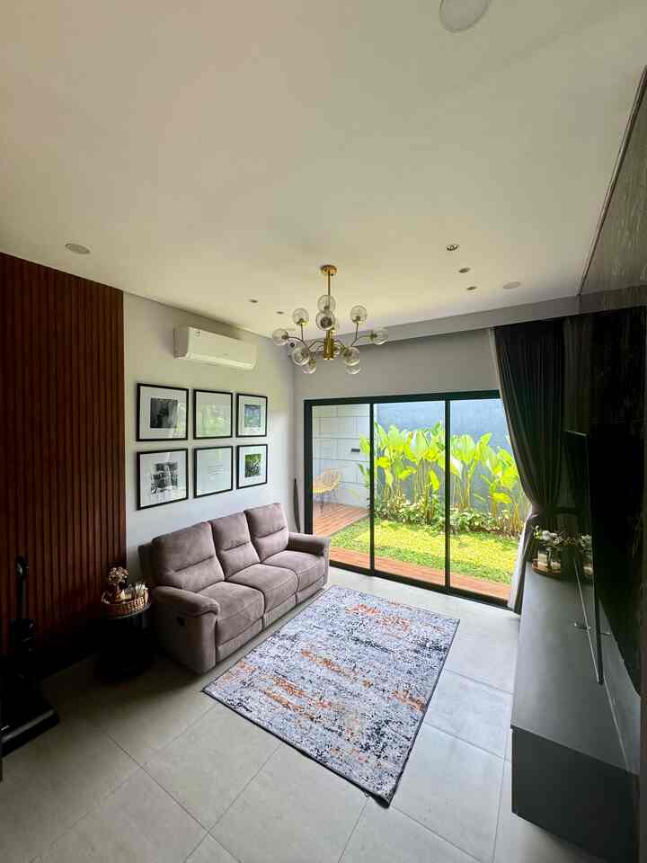 Living Room di #tentramdihuni berukuran 3,8x3,6 meter. Letaknya tepat berada disebalah dapur dan taman belakang. 
Kami menggunakan sofa recliner untuk menunjang kenyamanan ketika sedang menonton film favorite. 

#SofaRecliner #rug #framephoto #wallpanel #bigslab #StylingRuangTamu #DekorasiLivingRoom #InspirasiLivingRoom 