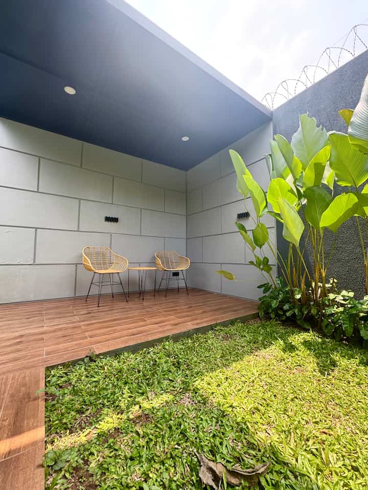Selain kamar utama, ini adalah tempat favorite kami menghabiskan waktu untuk berbincang. 
Teras belakang #tentramdihuni dengan ukuran 3,5x2,5 meter menggunakan penutup lantai granit motif kayu dan atap polycarbonate yang dicat dengan warna hitam doff. 

#TerasBelakang #TamanBelakang #TempatFavoritediRumah #Garden #Polycarbonate #waterproofing #granitmotifkayu #taliair #kursirotan 