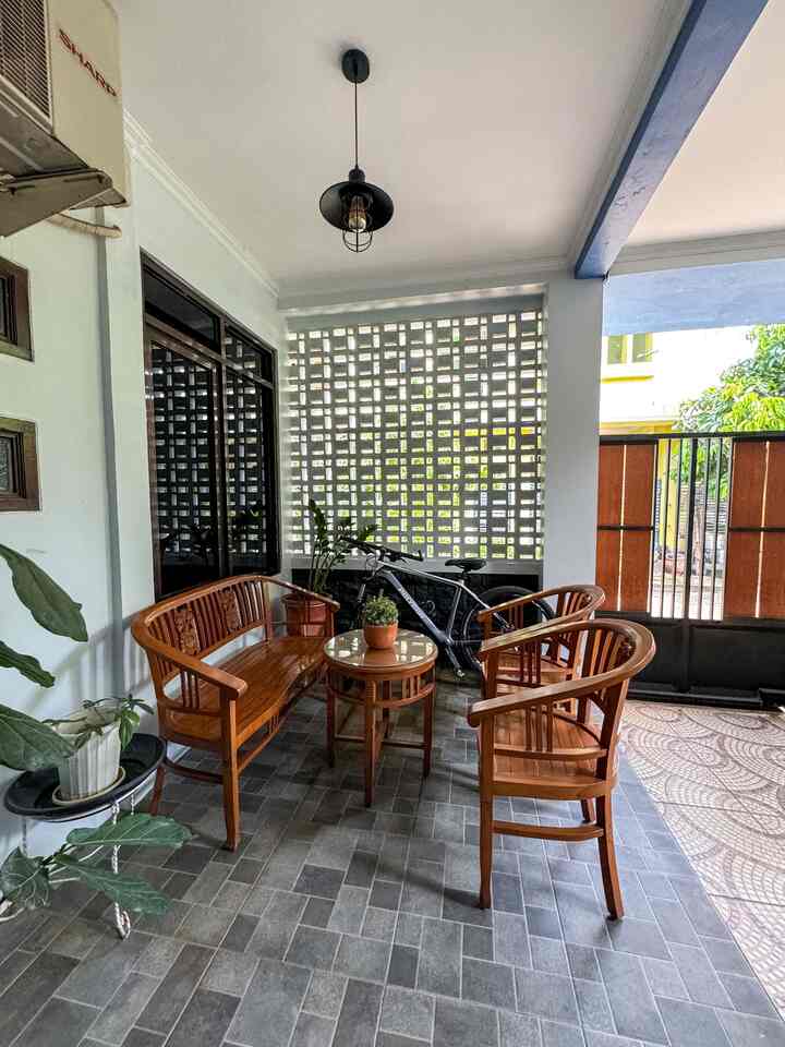 teras ini dibuat jaman pandemic. sengaja jadi ruang tamu juga pada masa itu, karena parno bawa orang luar masuk ke dalam rumah. jujurly jarang dimampiri, karena kami lebih banyak berinteraksi di lantai atas 🤭


#TerasRumah #CatRumah #WarnaCatRumah #KeramikTeras #PlavonGypsum #PagarMinimalis #DindingBatuAlam #TamanKecil  #Instagrammable #TemaBebas #DindingRoster #PagarRoster
