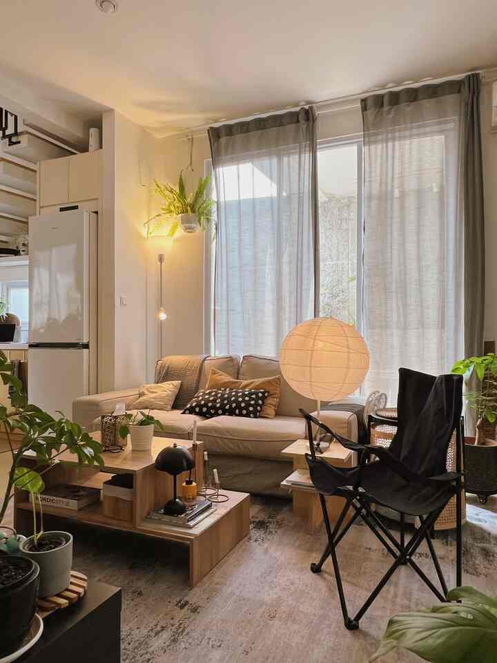 Living Room yang Nyaman.

Kami menerapkan konsep Japandi minimalis yang hangat untuk Living Room kami. Berikut beberapa tips untuk menciptakan ruang tamu dengan vibe serupa:

1. Pilih Warna Netral & Hangat
Gunakan palet warna netral seperti putih, krem, abu-abu, dan kayu alami untuk menciptakan suasana tenang dan cozy.

2. Gunakan Furnitur Multifungsi
Seperti meja kopi bertingkat ini yang bisa digunakan untuk menyimpan buku dan dekorasi. Pilih furnitur yang fungsional tapi tetap estetik.

3. Manfaatkan Pencahayaan Hangat
Gunakan lampu dengan cahaya warm white atau kuning untuk menciptakan suasana yang lebih cozy. Lampu kertas seperti di gambar memberikan efek pencahayaan lembut dan menyenangkan.

4. Tanaman Hijau untuk Kesegaran
Hadirkan tanaman indoor agar ruangan terasa lebih hidup dan segar. Tanaman gantung atau pot kecil di meja bisa menjadi pilihan praktis.

5. Tambahkan Sentuhan Personal
Tambahkan sentuhan DIY atau dekorasi ala kamu. Elemen personal membuat ruang terasa lebih homey dan mencerminkan karakter pemiliknya.

#SofaMinimalis #CatRumahMinimalis
#WarnaCatRumah #StylingRuangTamu
#DekorasiLivingRoom #InspirasiLivingRoom
#FurnitureMinimalis
