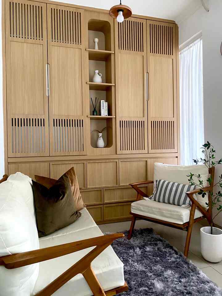 Multifunction Entrance Room

Ruang tamu kecil ini berukuran 2,4 x 2,8m. Setelah pintu utama dibuka, langsung masuk ke ruangan ini. Selain bisa menerima tamu untuk jumlah kecil, juga kadangkala berfungsi sebagai ruang les anak. 

Lemari built-in mengisi dinding yang kosong sebagai vocal point. Material multiplex lapis hpl motif wood menambah kesan hangat. Lemari untuk penyimpanan barang-barang agar rumah lebih rapi dan juga menata barang dekorasi.

Kondisi before ada di slide terakhir.

#sarungbantal #lemaritanam #lemaribuiltin #lemarihpl #tanamanartificial #livingroom #livingroomstyle #ruangtamumungil #inspirasiruangtamu