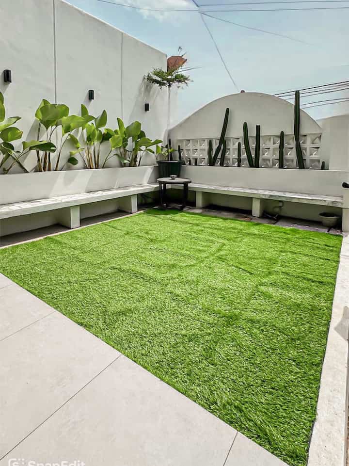 Taman hijau untuk memperindah rumah bikin adem🍃

Bersebelahan dengan garasi mobil, memanfaatkan ruang untuk penyimpanan helm dan berbagai dekorasi antik kesukaan pak suami.

#tamanhijau #rumputsintetis #daunketapang #kaktus #catdindingexterior #rumahminimalis #renovasitaman #rumahadem