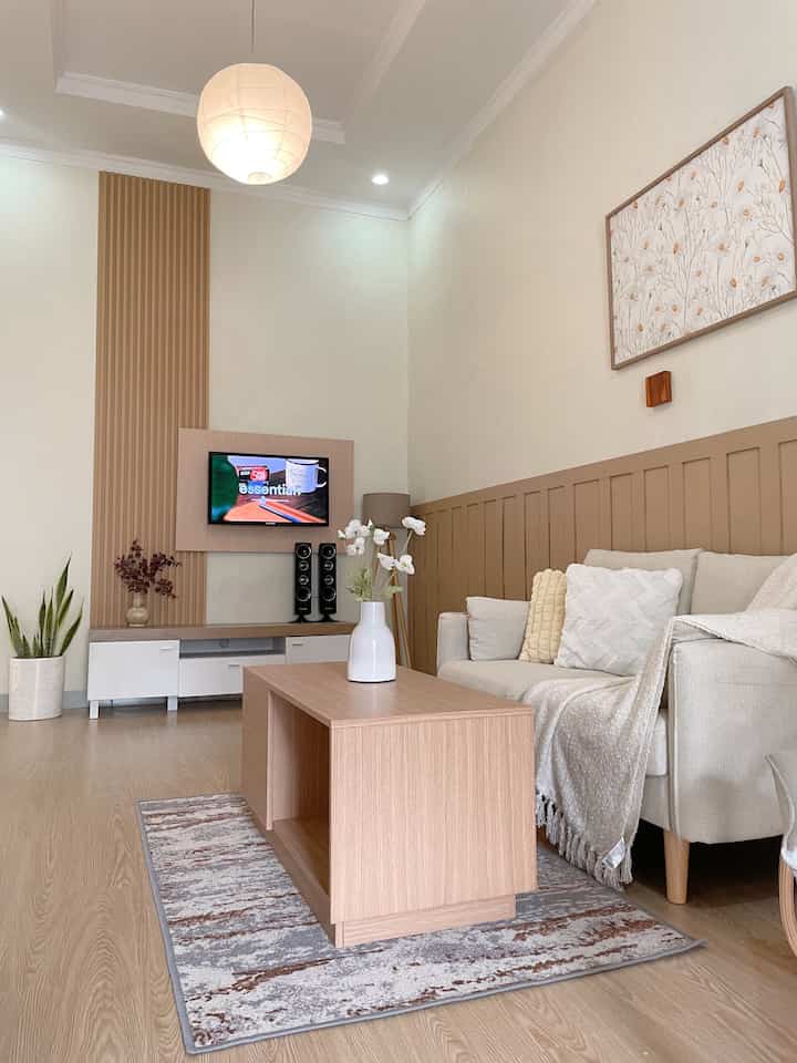 Tips styling living room kecil dirumah yaitu dengan pemilihan furniture dan dekorasi senada. Dan menambahkan beberapa artificial atau tanaman supaya tetap fresh. Untuk tanaman asli boleh menambahkan tanaman yang baik di dalam ruangan contohnya seperti lidah mertua yang berfungsi sebagai penyaring udara alami di dalam ruangan 🪴

#StylingRuangTamu #DekorasiLivingRoom #InspirasiLivingRoom #LampuGantung #CoffeTable #WallDecor #WallPanel