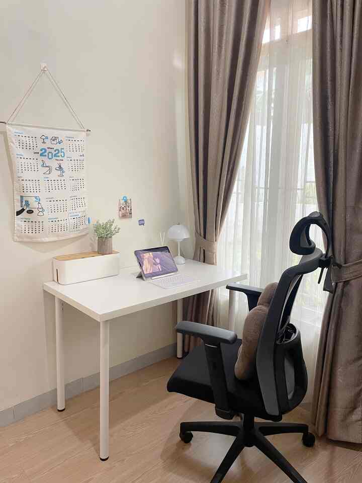 Tempat bekerja sekaligus tempat me time sekedar menonton. Workspace yang masih minim dekorasi. Tapi tetap nyaman dan sesuai fungsinya 🤍

#WorkSpace #RuangKerja #KursiKerja #MejaIKEA #LampuMeja #TanamanArtificial