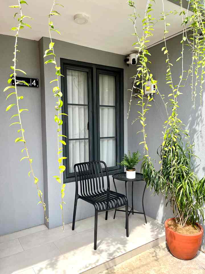 Spot nongkrong favorit kalau di rumah! 😆
Mulai dari teras depan rumah, biasanya kami duduk-duduk di teras pagi-pagi sambil nemenin anak-anak bermain. Lalu ada sedikit spot duduk duduk di dekat tanaman depan rumah kami.

Untuk indoornya, meja makan kami bisa ditransformasikan juga jadi meja kerja. Biasanya kami pakai meja makan untuk laptopan, atau tempat anakku ngerjain tugas sekolahnya. Dan terakhir kursi di pojokan sebagai tempat kami bersantai, ataupun laptopan sambil santai. ☺️✨
#RumahMinimalis #RumahOpenSpace #RumahTanpaSekat #SpotEstetikRumah #SpotFavoritdiRumah #InspirasiRumah #InspirasiDesainRumah