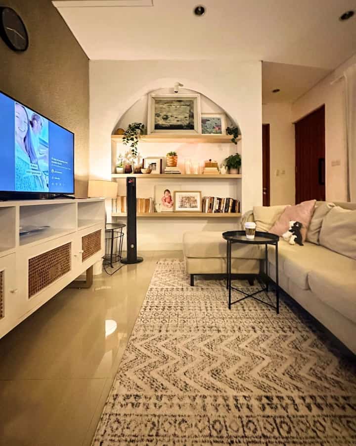 Saat malam tiba, ruang tamu ini berubah menjadi sudut ternyaman di rumah The ABC Haven.

Tips menciptakan ruang tamu yang cozy ala Scandinavian:

- Pilih palet warna netral seperti beige, putih, atau abu-abu untuk menciptakan suasana yang tenang.
- Gunakan material alami seperti kayu, rotan, atau linen agar ruangan terasa lebih hangat dan nyaman.
- Tambahkan tanaman hijau seperti monstera atau snake plant yang mudah dirawat untuk kesan segar.
- Gunakan lampu dengan warna warm white (2700K-3000K) agar cahaya terasa lembut dan menenangkan.
- Letakkan lilin atau lampu hias kecil di sudut ruangan untuk menciptakan atmosfer yang lebih intim.
- Tambahkan selimut lembut di sofa sebagai sentuhan ekstra untuk kenyamanan saat bersantai.

#tanamanartifisial #potbunga #mejaantrasit #lampumeja #kipasanginminimalis #lampusorot #karpetestetik #StylingRuangTamu #DekorasiLivingRoom #InspirasiLivingRoom #NordicHome #TheABChaven 